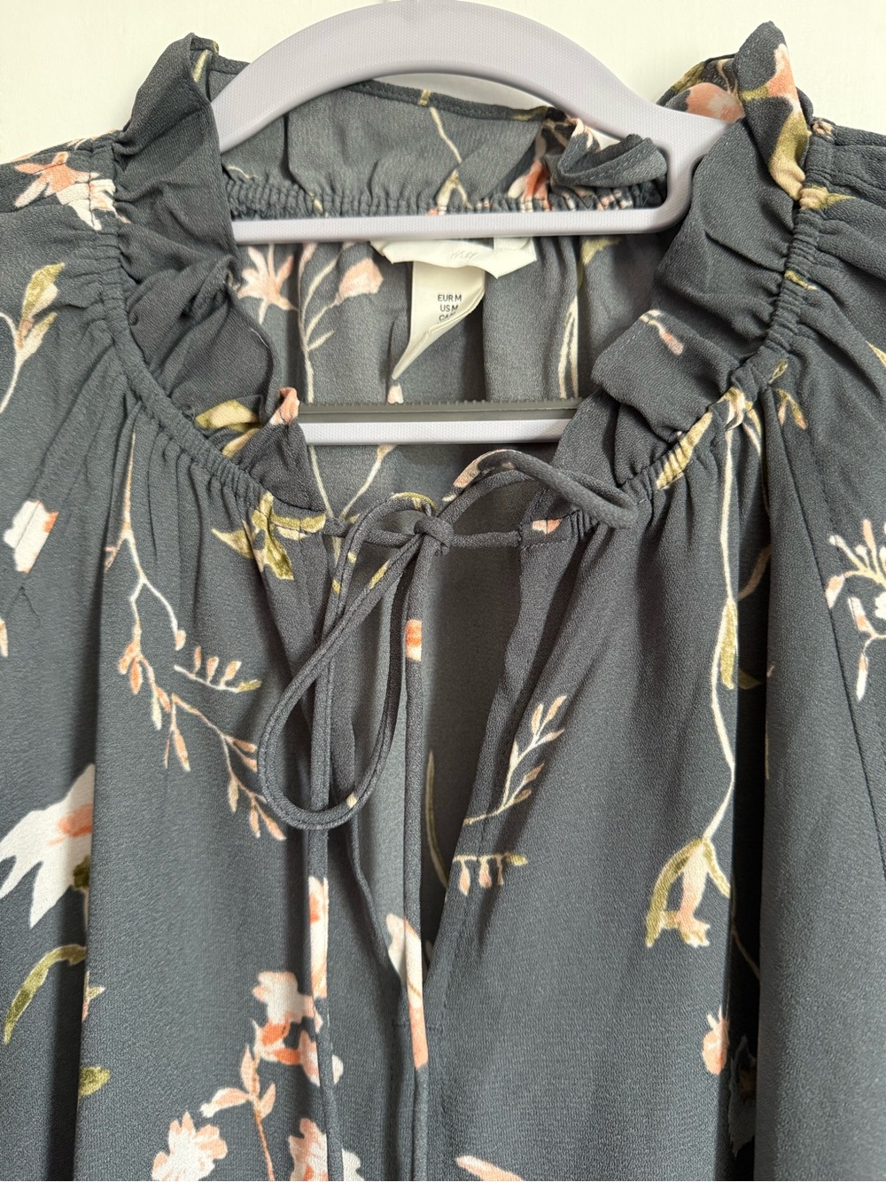 H&M Grey Floral Tie-Neck Long-Sleeve Mini Dress - Picture 5 of 9